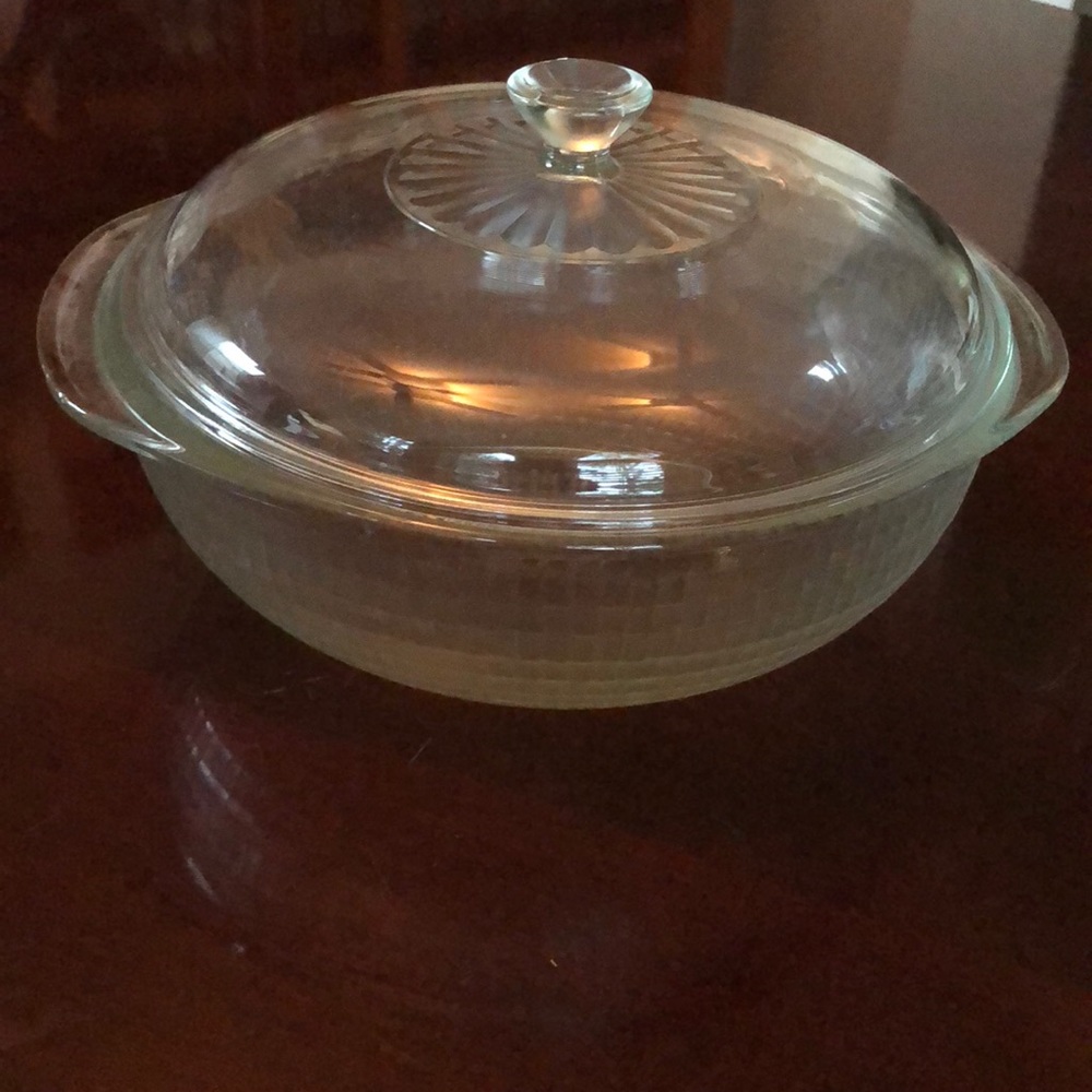 RARE Basketweave 2 QT Pyrex Casserole dish with lid